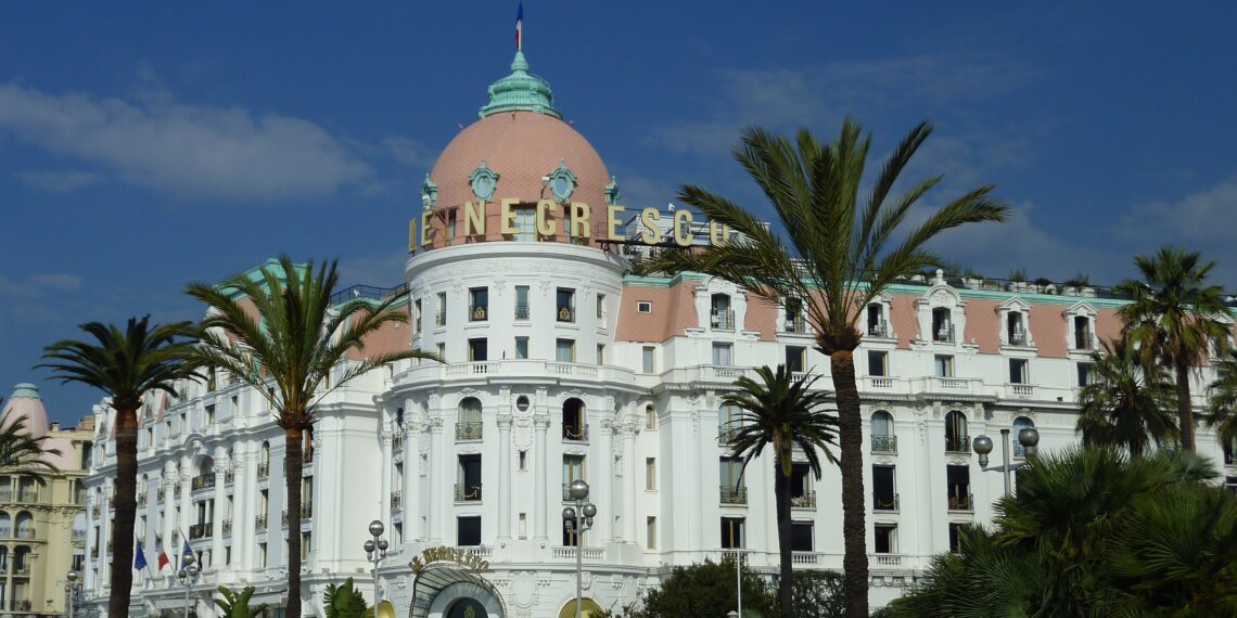 Descubre los servicios esenciales de hostales y albergues ¡Imperdible!