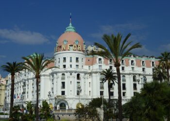 Descubre los servicios esenciales de hostales y albergues ¡Imperdible!