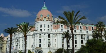 Descubre los servicios esenciales de hostales y albergues ¡Imperdible!