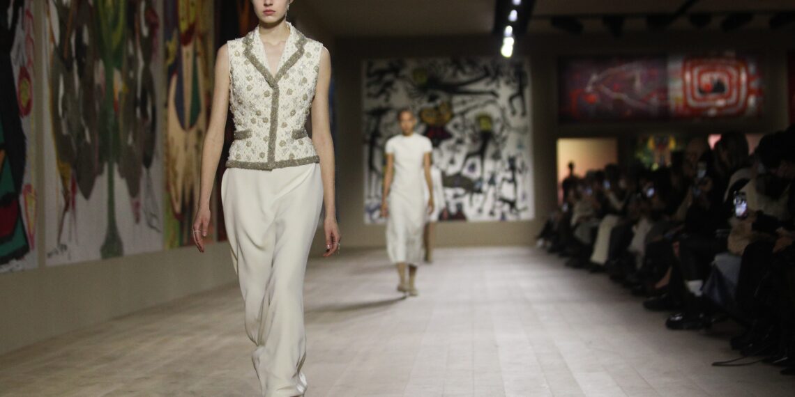 Comparación: Ropa de alta costura vs. Ropa de diseñador: ¿Cuál elegir? Comparación: Ropa de alta costura vs. Ropa de diseñador: ¿Cuál elegir?