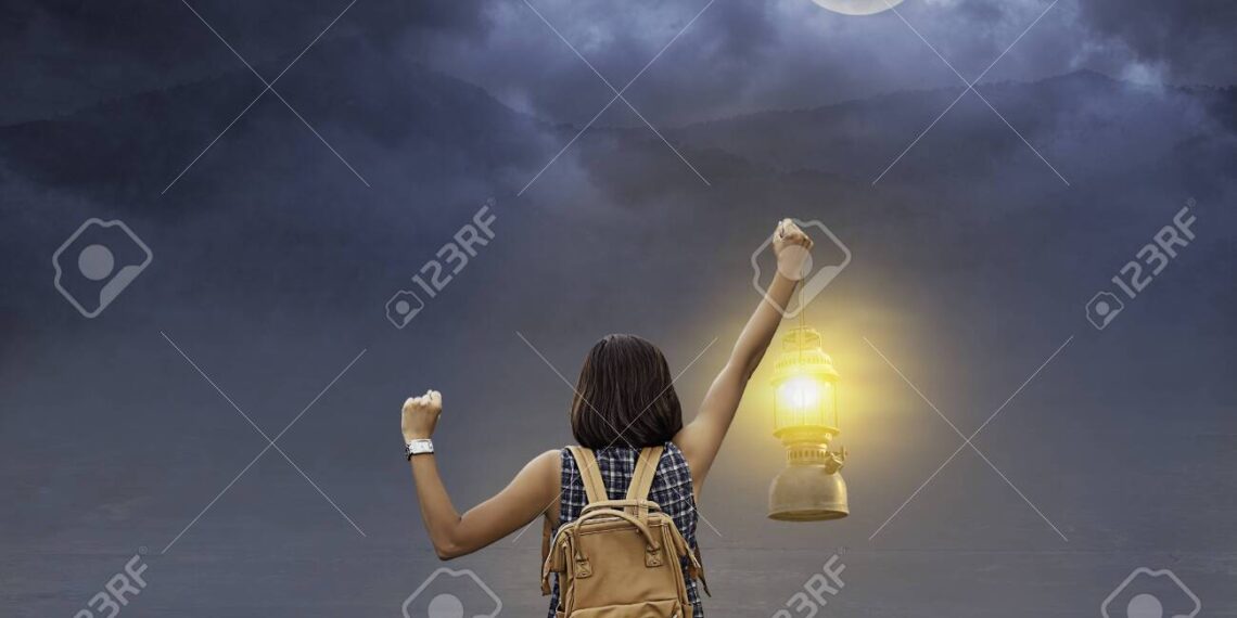 Descubre la mejor linterna para actividades nocturnas en la montaña