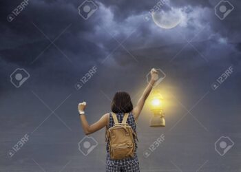 Descubre la mejor linterna para actividades nocturnas en la montaña