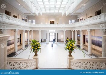 Descubre la Diferencia Clave: Galería de Arte vs Museo