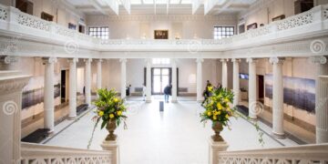 Descubre la Diferencia Clave: Galería de Arte vs Museo